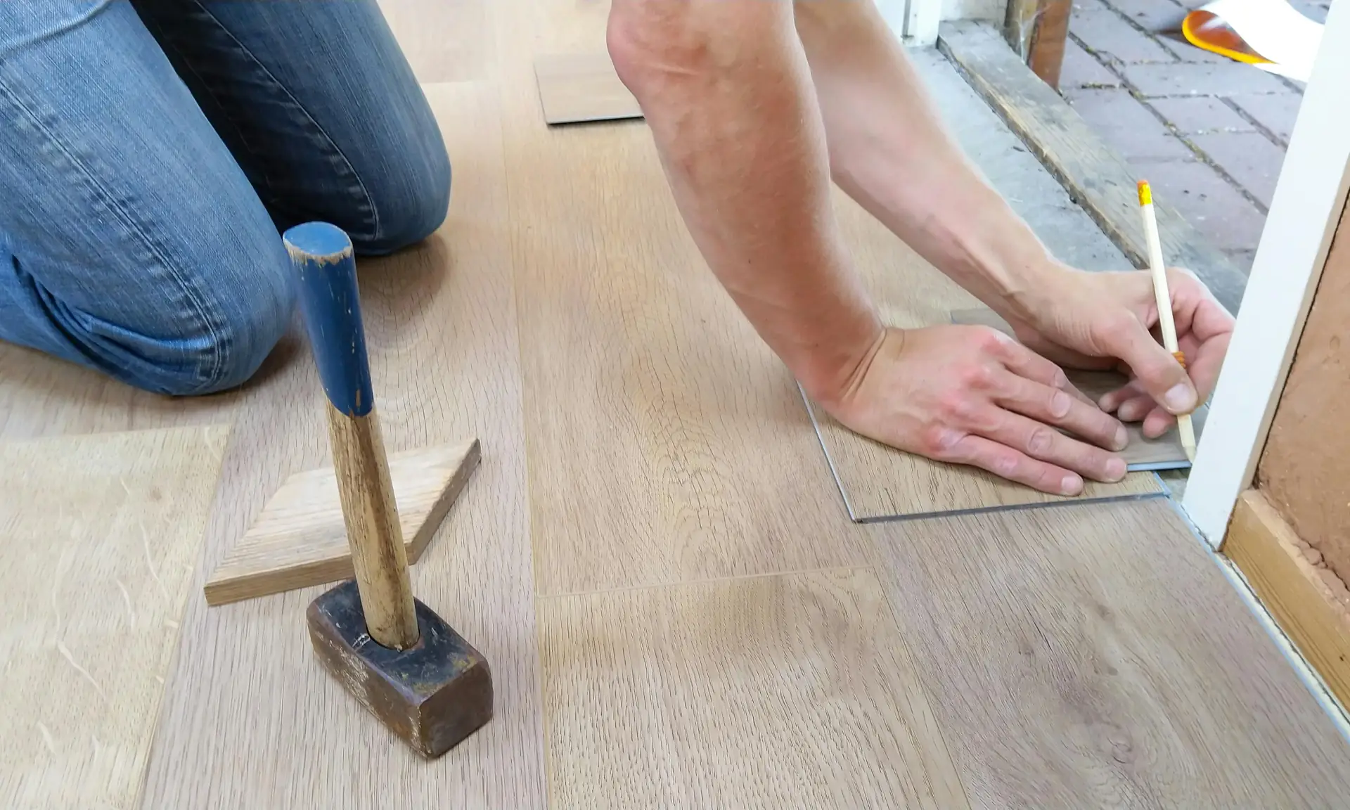Artisan carreleur du réseau RT Artisans au travail